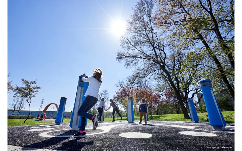 Kinderen spelen in het sport- en pekelpark van Hüsten