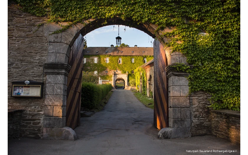 Open castle gate with a view into the inner courtyard of Burg Schnellenberg.
