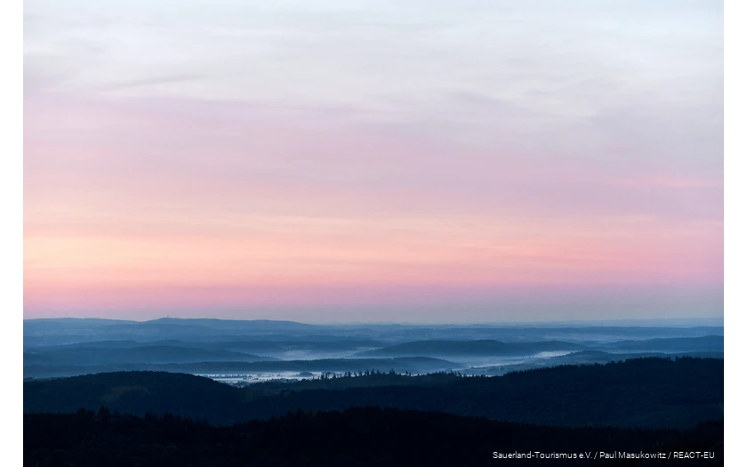 Sonnenaufgang am Krutenberg im Sommer.
