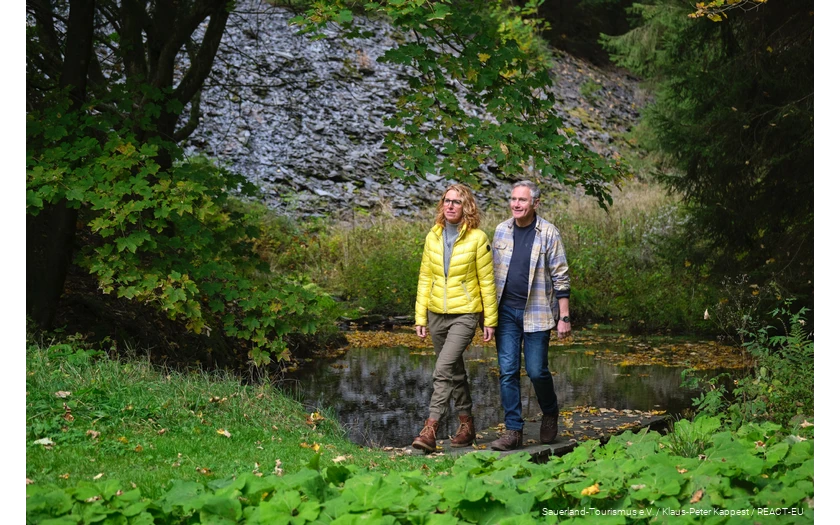 A couple on a fall walk in the Sauerland.
