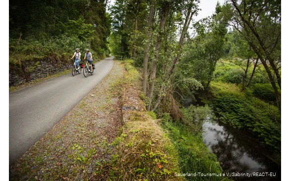 Pärchen fährt auf einem Radweg neben der Ruhr