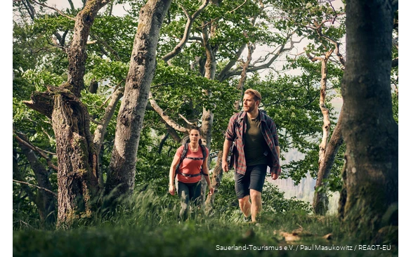 Ein Pärchen erkundet die Sauerland-Wanderdörfer.