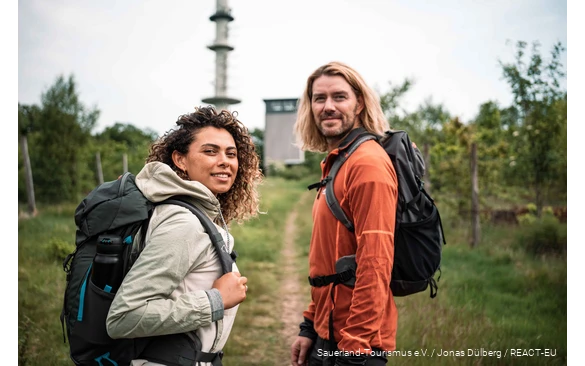 Hikers on the Sauerland-Höhenflug in the Nordhelle area.