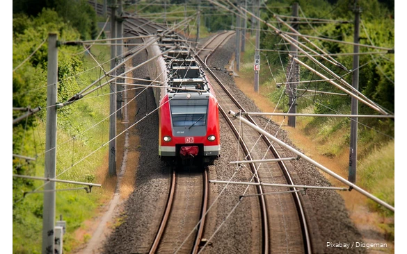 Ein Zug der Deutschen Bahn fährt durch die Landschaft.