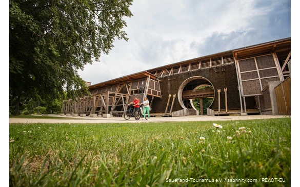 Twee fietsers voor het Gradierwerk in Bad Sassendorf.