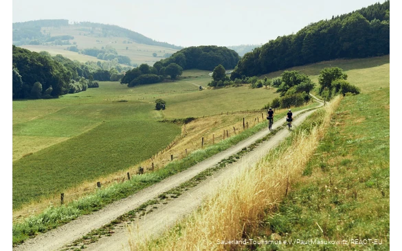 Twee fietsers rijden wevend door de velden op de Diemelradweg