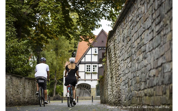 Twee fietsers in de Altstadt van Soest