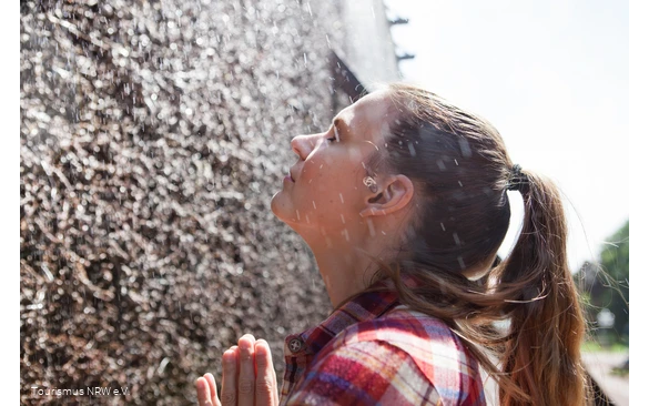 Frau genießt das Gradierwerk in Bad Westernkotten