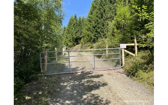 Gatter ASP Ein Wanderweg wird von einem metallenen Gatter entzweigeteilt. Mittels eines Schilds wird darum gebeten, das Tor zu schließen.