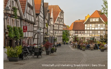 Fachwerkhäuser in Soest Ein Platz in Soest mit lauter Fachwerkhäusern und Menschen, die draußen in Gaststätten sitzen