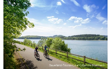 Zwei Radfahrer am Biggesee