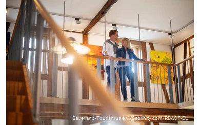 Paar is in een fotogalerij