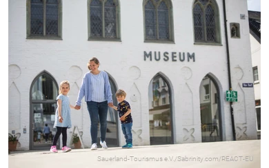 Familie staat voor het Zuid-Sauerland Museum