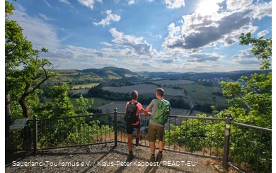 Wandelaars genieten van het uitzicht bij Marsberg op de Sauerland-Waldroute