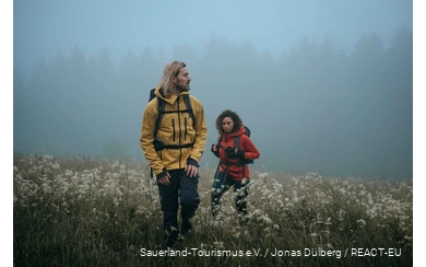 Wandelaars vroeg in de ochtend op de Sauerland-Höhenflug.