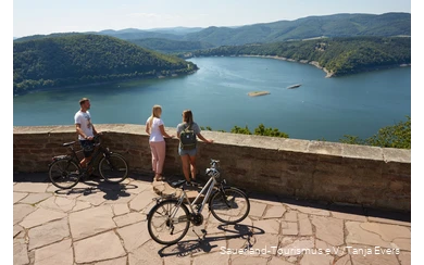 De fietsers kijken uit over de Edersee