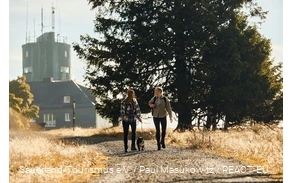 Zwei Frauen wandern mit Hund auf dem Kahlen Asten.