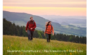 Wandelaars op stap in de Sauerland-Wanderdorpen.