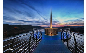 The illuminated Biggeblick viewing platform in the evening