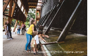 Besucher am Gradierwerk