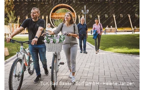 Besucher vor dem Gradierwerk
