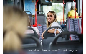 Eine Frau sitzt im Bus.
