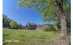 Gebäude in grüner Landschaft