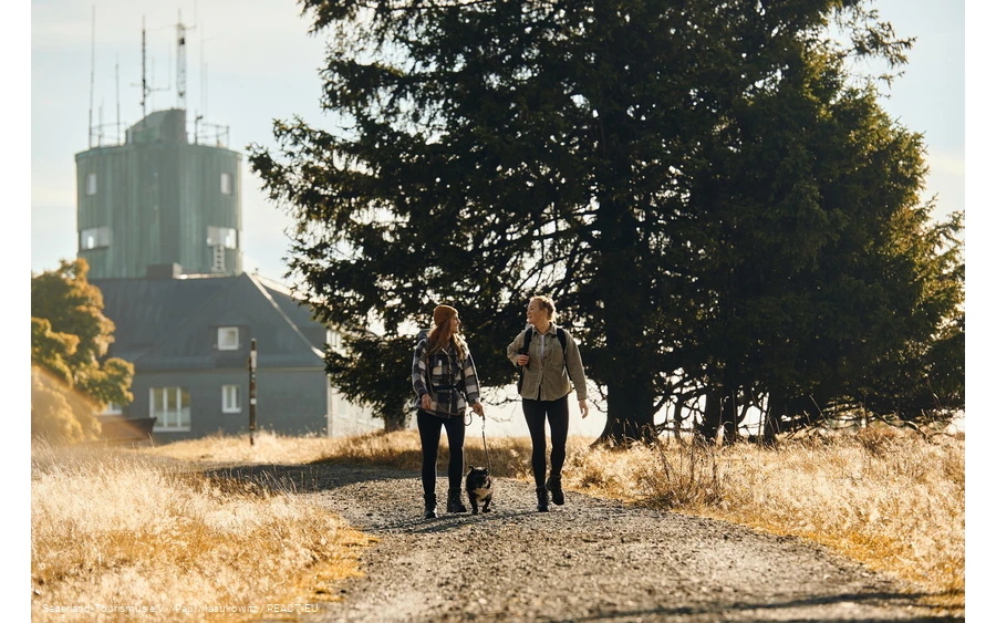 Zwei Frauen wandern mit Hund auf dem Kahlen Asten.