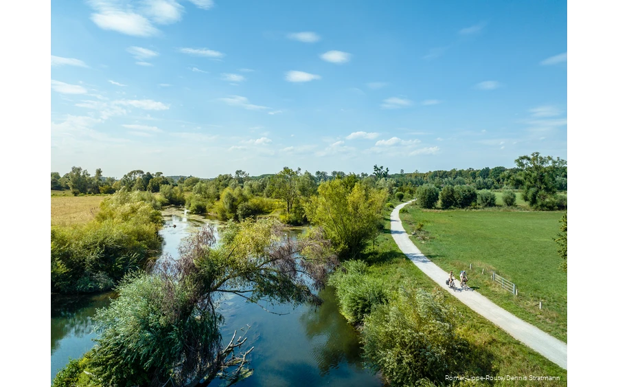 Fietser langs de rivier Lippe vastgelegd door drone
