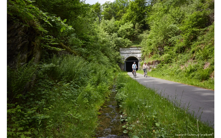 Two cyclists in front of the Fledermaustunnel on the SauerlandRadring
