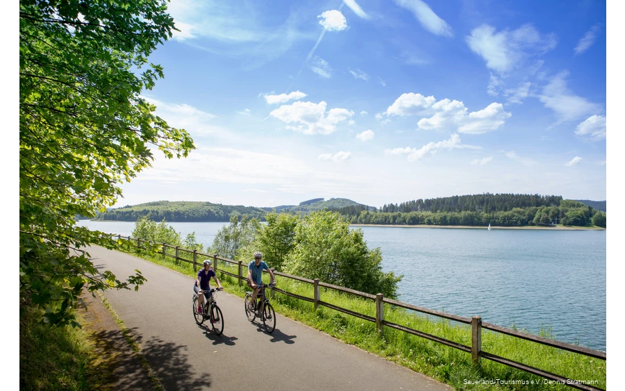 Twee fietsers op de Biggesee