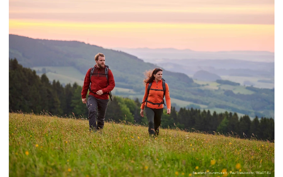 Wanderer unterwegs in den Sauerland-Wanderdörfern.