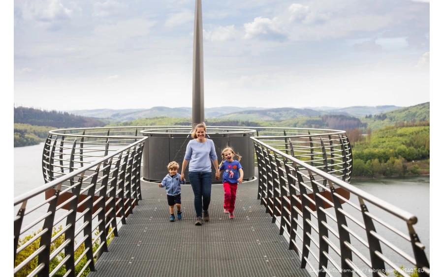 Een moeder bezoekt de Skywalk Biggeblick met haar kinderen.