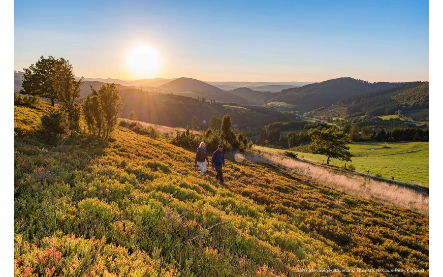 Zwei Wanderer im herbstlichen Sonnenschein.