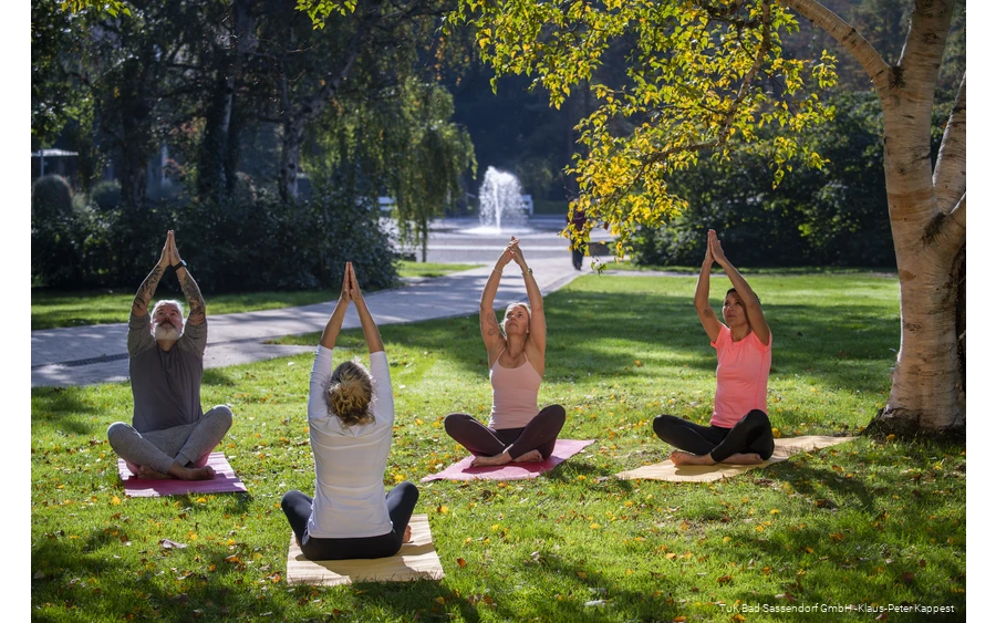 Een yogagroep in de kuurtuinen in Bad Sassendorf