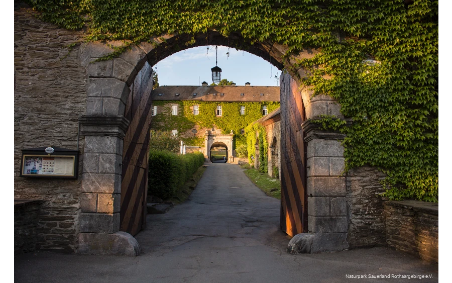 Open castle gate with a view into the inner courtyard of Burg Schnellenberg.