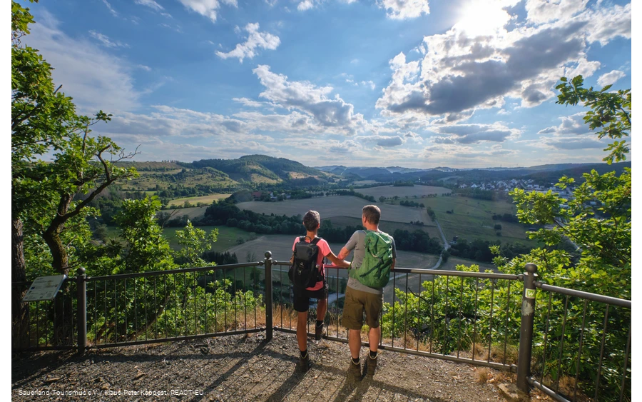 Wanderer genießen die Aussicht bei Marsberg auf der Sauerland-Waldroute