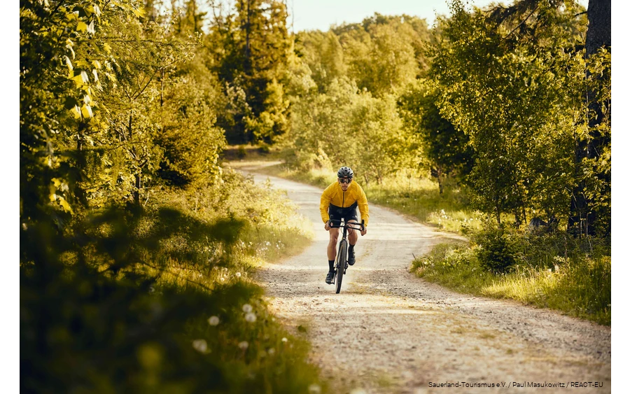 Ein Gravelbiker unterwegs in der Bike Arena Sauerland bei Lennestadt.