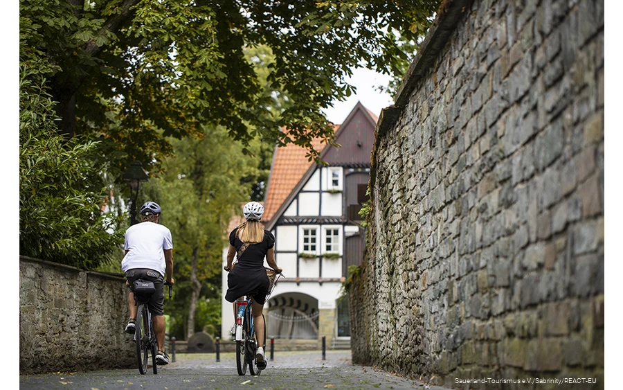 Zwei Radfahrer in der Altstadt von Soest