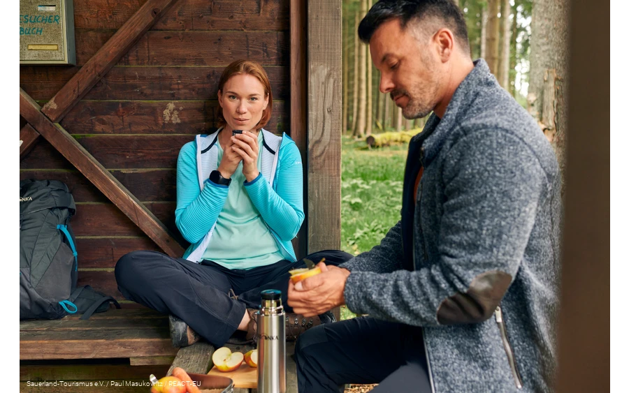 Een stel pauzeert in een berghut op de langeafstandswandelroute Rothaarsteig.