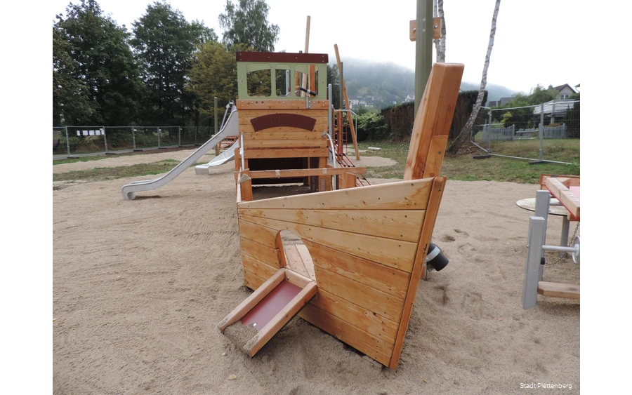 Spielplatz Fischerdorf Plettenberg Ein Spielelement in Schiffform auf einem Spielplatz.