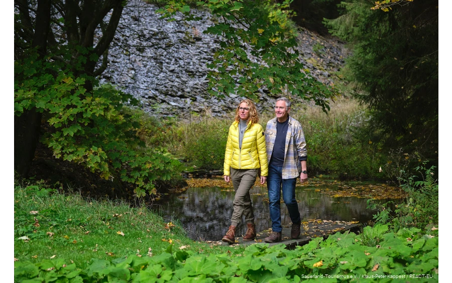 A couple on a fall walk in the Sauerland.