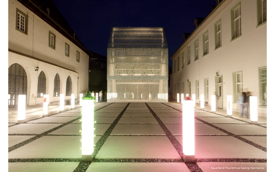 De binnenplaats van klooster Wederinghausen verlicht met lichtzuilen