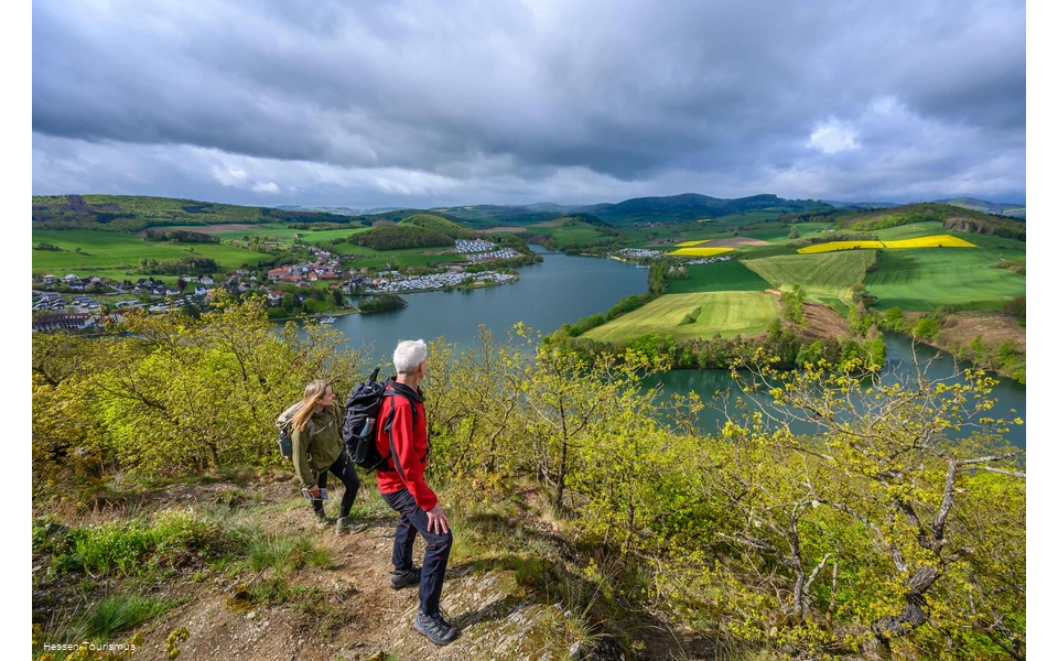 Wandelaars op de Diemelsee