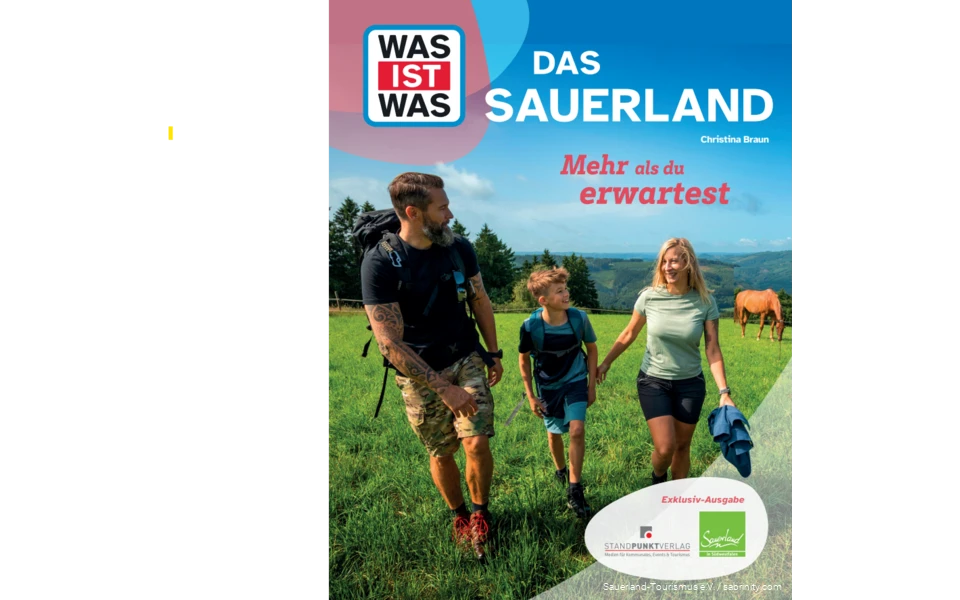 Das Cover des Buchs zeigt Eltern mit Kind beim Wandern. Der Titel lautet "Das Sauerland - Mehr als du erwartest".