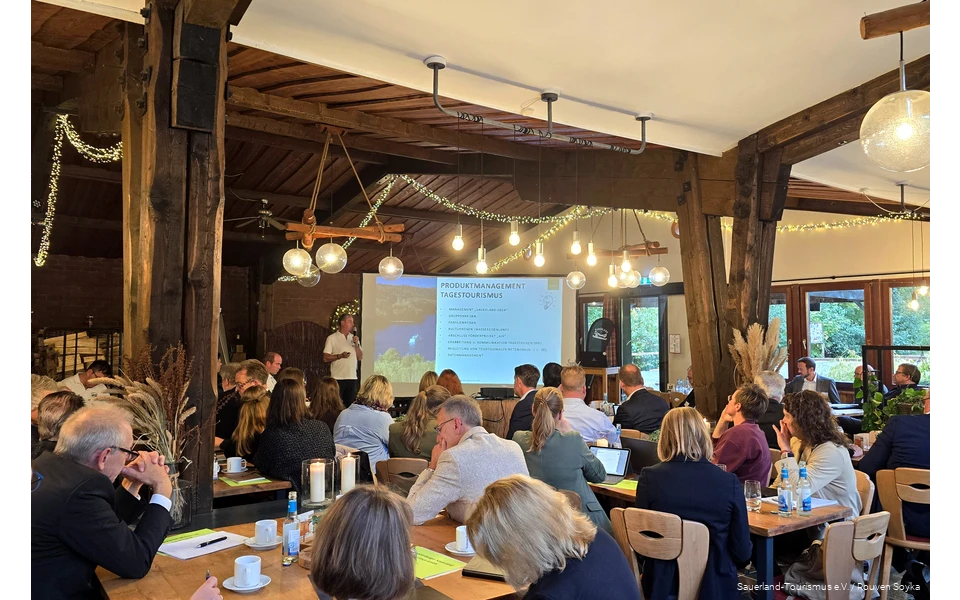 Die Hellermanns Hütte ist gut gefüllt mit Interessierten, die dem Programm der Mitgliederversammlung und des Sauerland-Forums folgen.