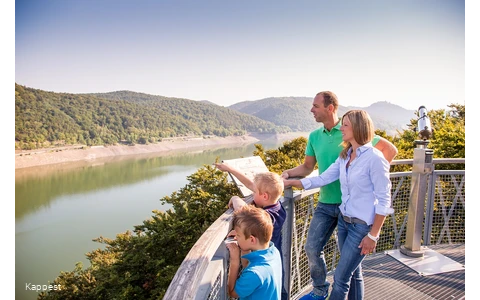 Familie auf dem Baumkronenweg