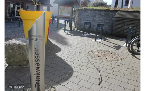 Trinkwasserspender und Ebike-Ladestation.JPG
