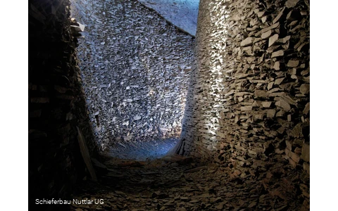 imposante Schieferwand im Schieferbau Nuttlar