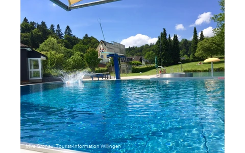 freibad-usseln-mit-sprungturm.jpg